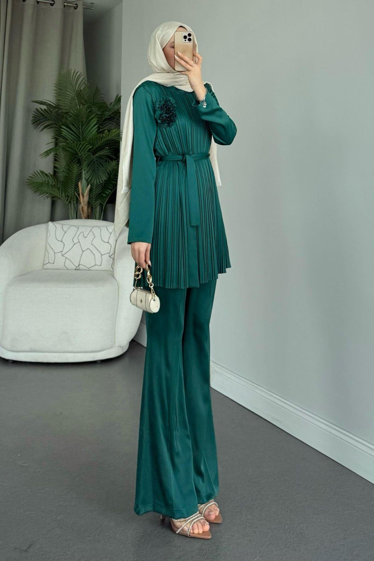 Pileli Pantolonlu Saten Takım Zümrüt, Fiyatları 
