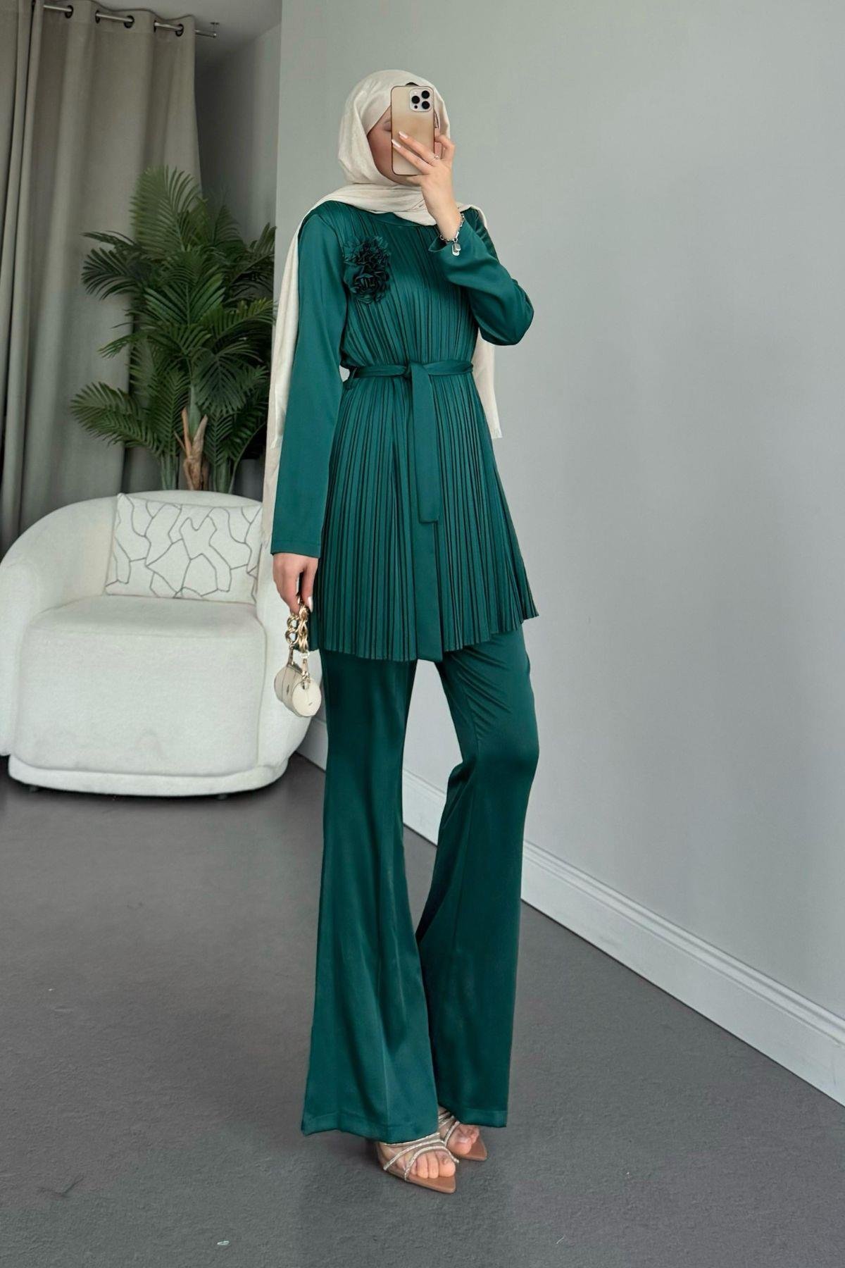 Pileli Pantolonlu Saten Takım Zümrüt, Fiyatları 