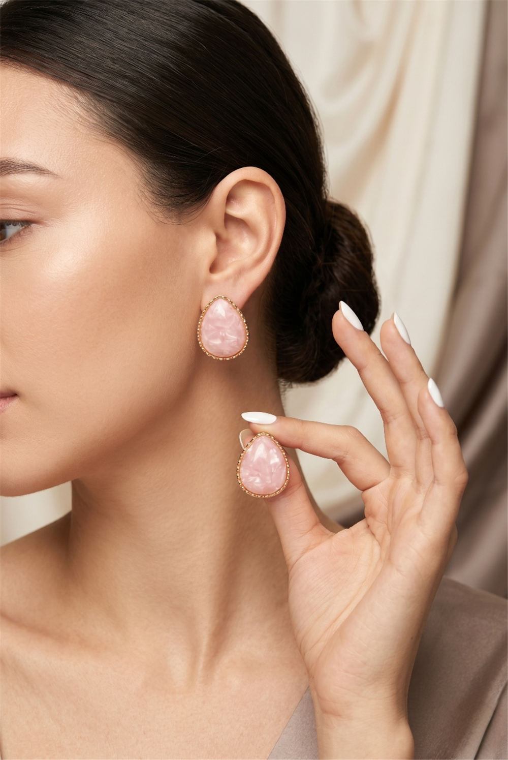 Açık Pembe Sedefli Damla Formlu Gold Rengi Çerçeveli Çivi Küpe