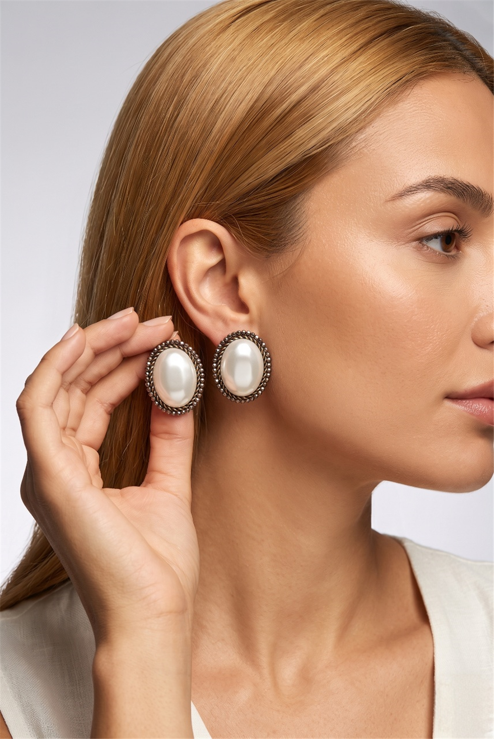 Beyaz Oval İncili Antik Detaylı Küpe