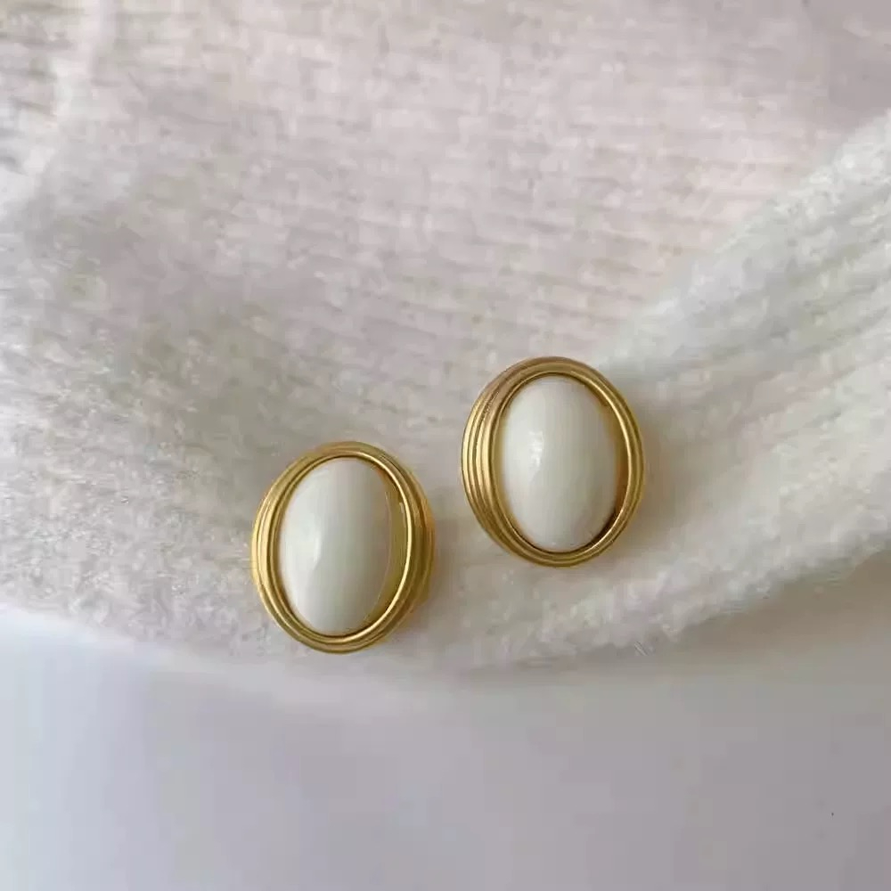 Beyaz Sedef Dokulu Altın Rengi Çerçeveli Oval Küpe