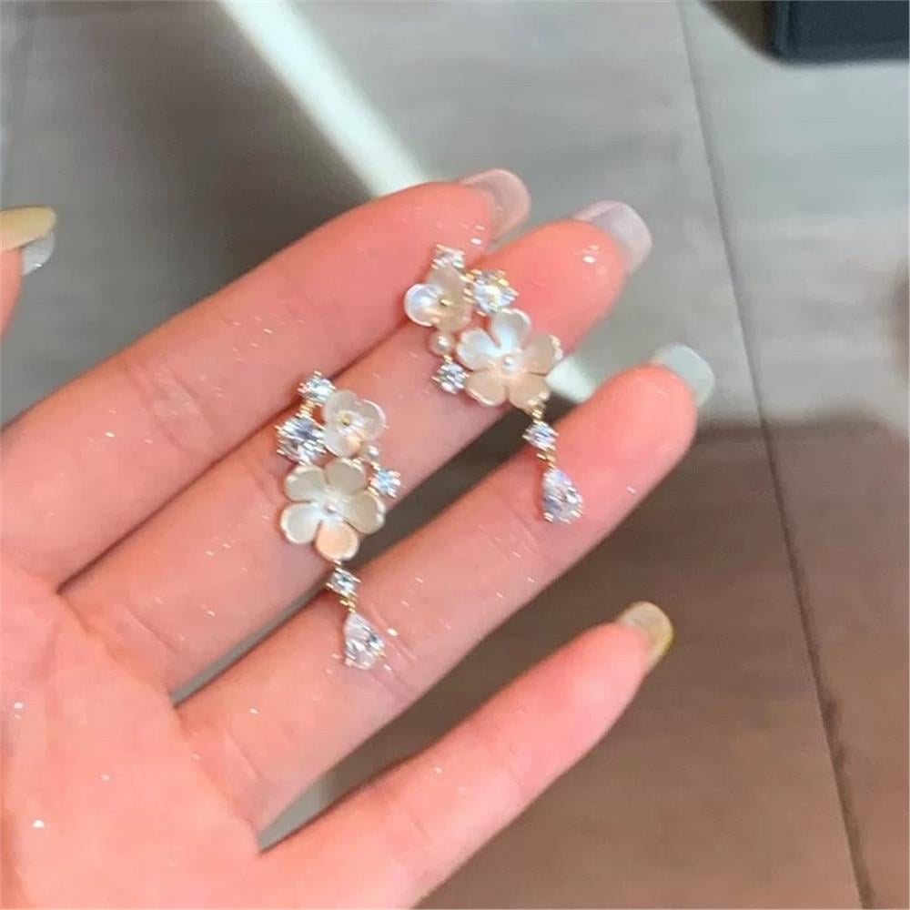 Beyaz Sedefli Çiçek ve Kristal Damla Sallantılı Küpe