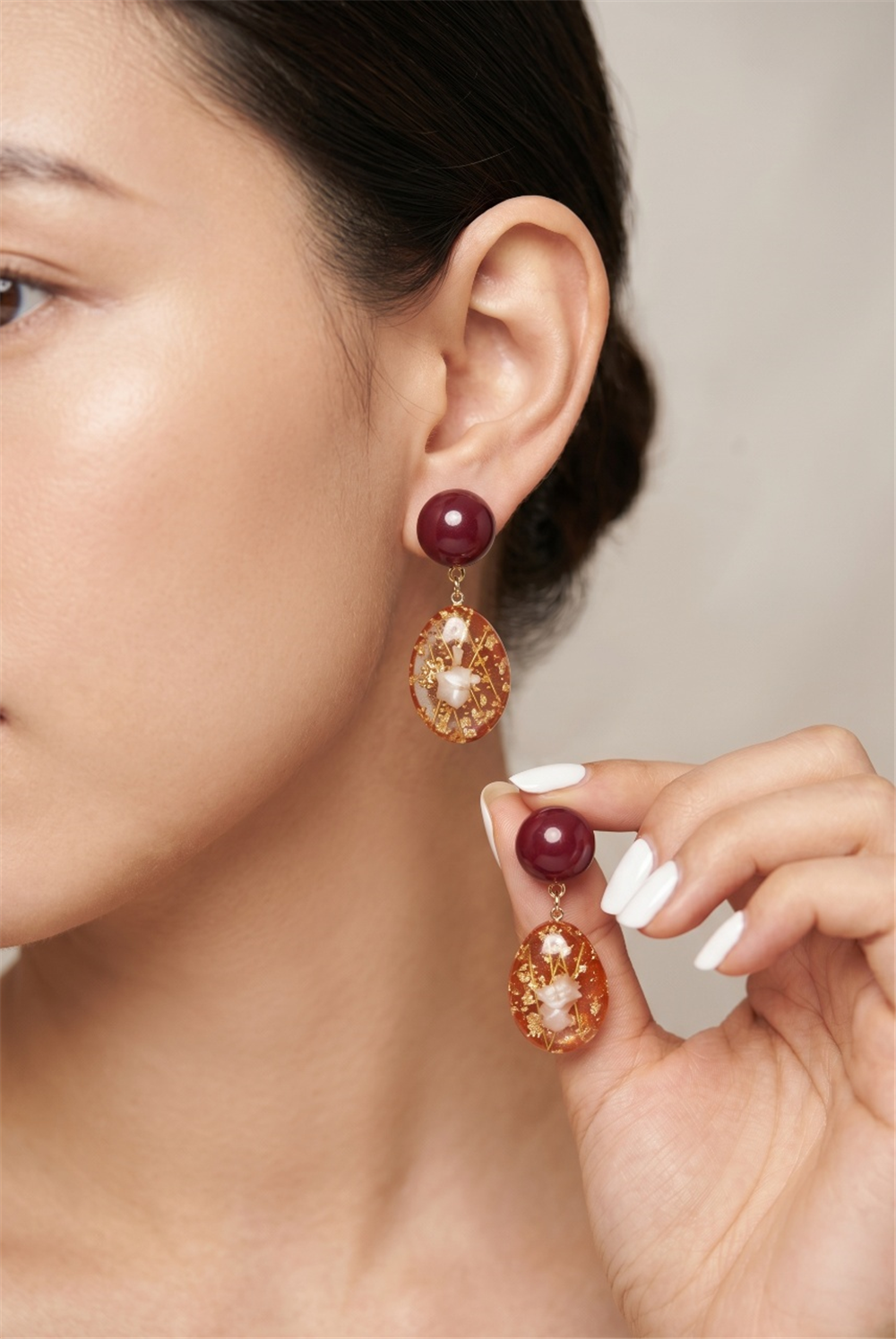 Bordo Gold Varaklı ve Sedef Detaylı Oval Sallantılı Reçine Küpe