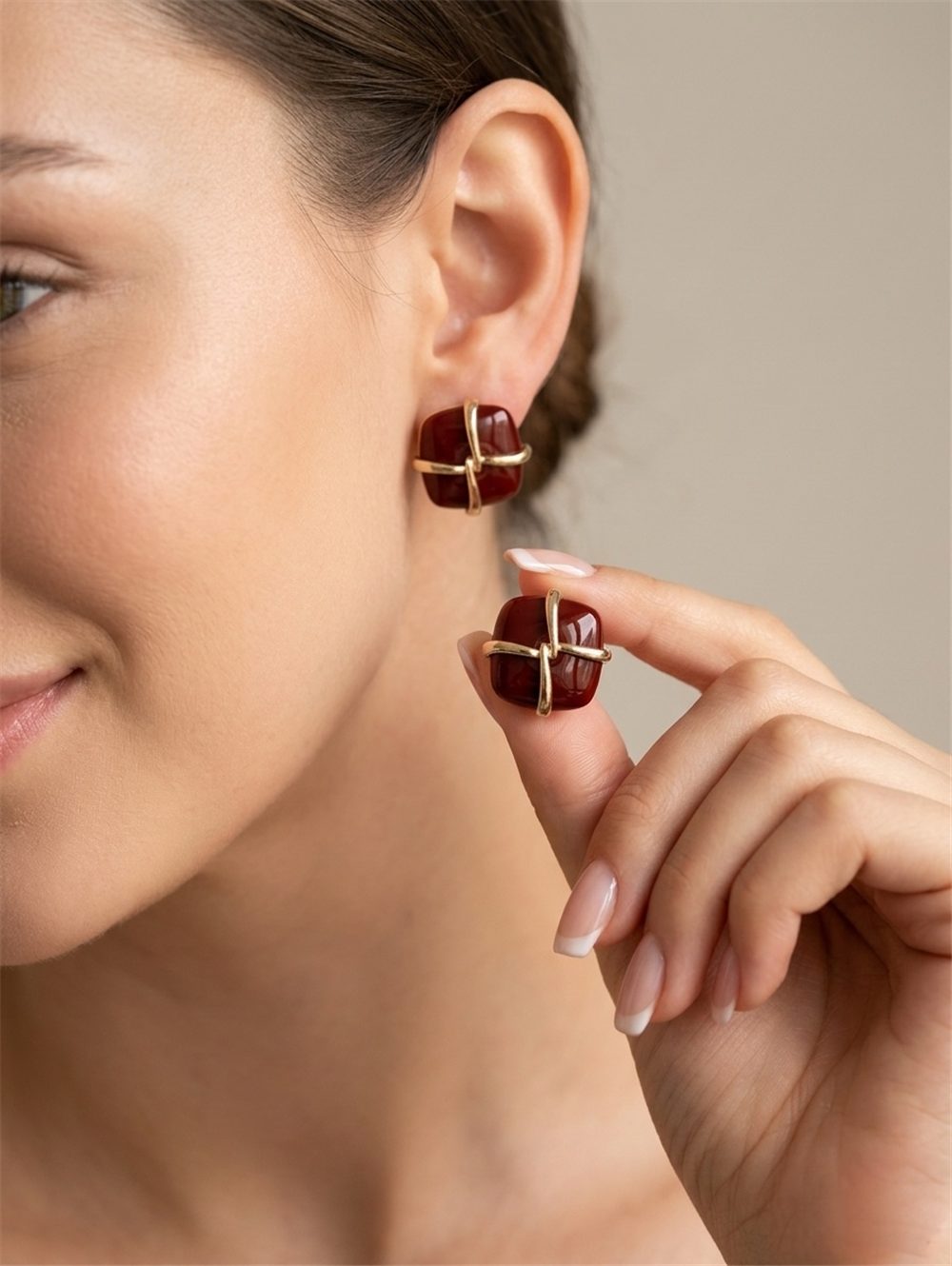 Bordo Kare Formlu Gold Rengi Şerit Detaylı Küpe