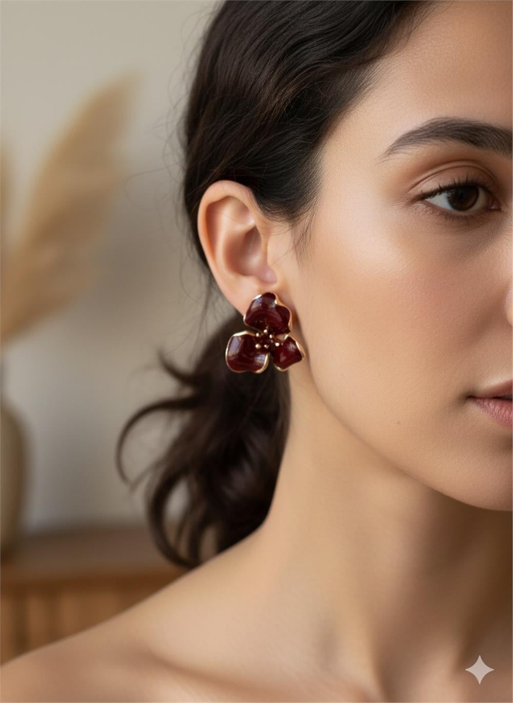 Bordo Kırmızı Mineli Gold Detaylı Büyük Çiçek Küpe