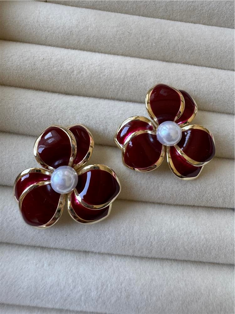 Bordo Kırmızı Mineli ve İncili Gold Detaylı Yonca Çiçek Küpe