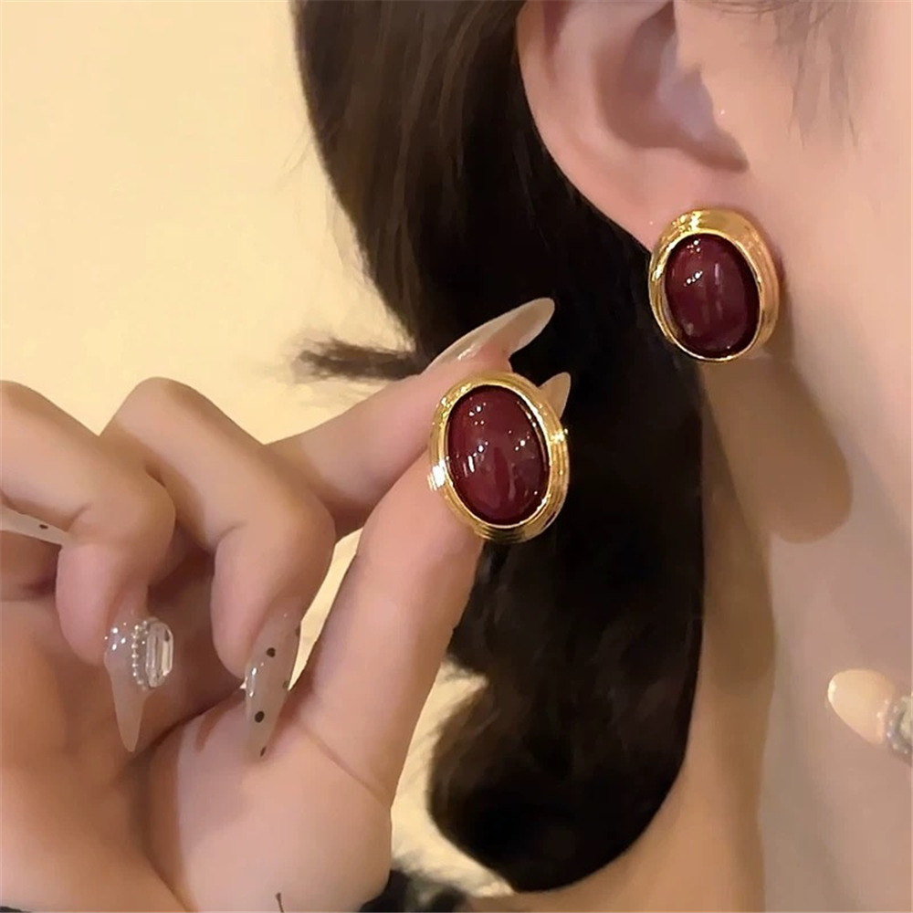 Bordo Koyu Renkli Parlak Dokulu Altın Çerçeveli Oval Küpe