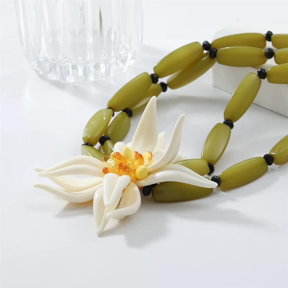 Büyük Krem Çiçekli Yağ Yeşili Boncuk Kolye