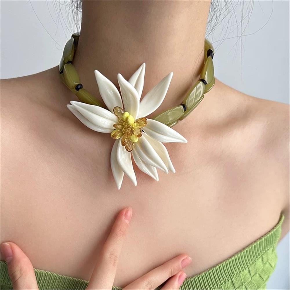 Büyük Krem Çiçekli Yağ Yeşili Boncuk Kolye