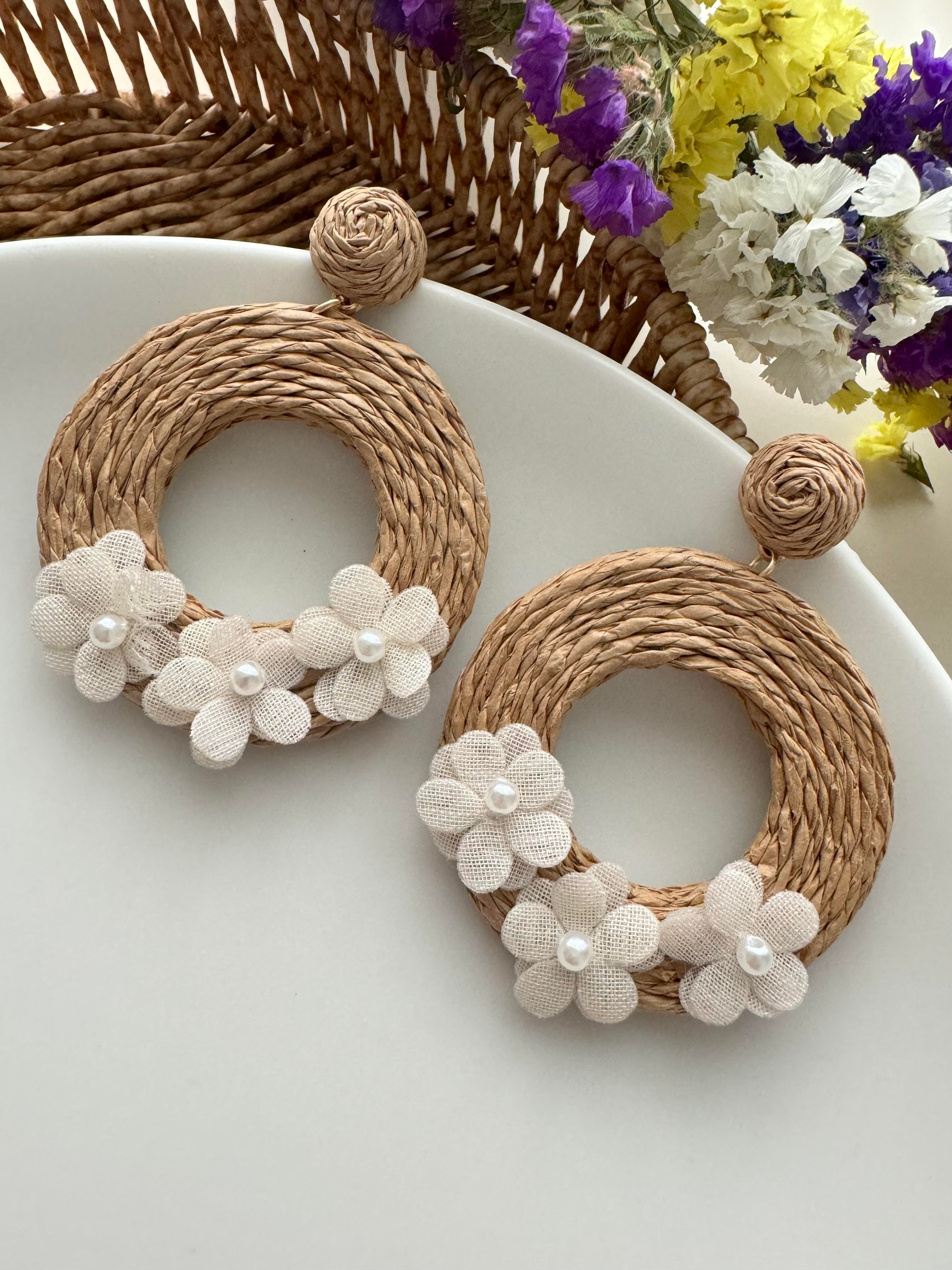 Çiçek İşlemeli Hasır Küpe