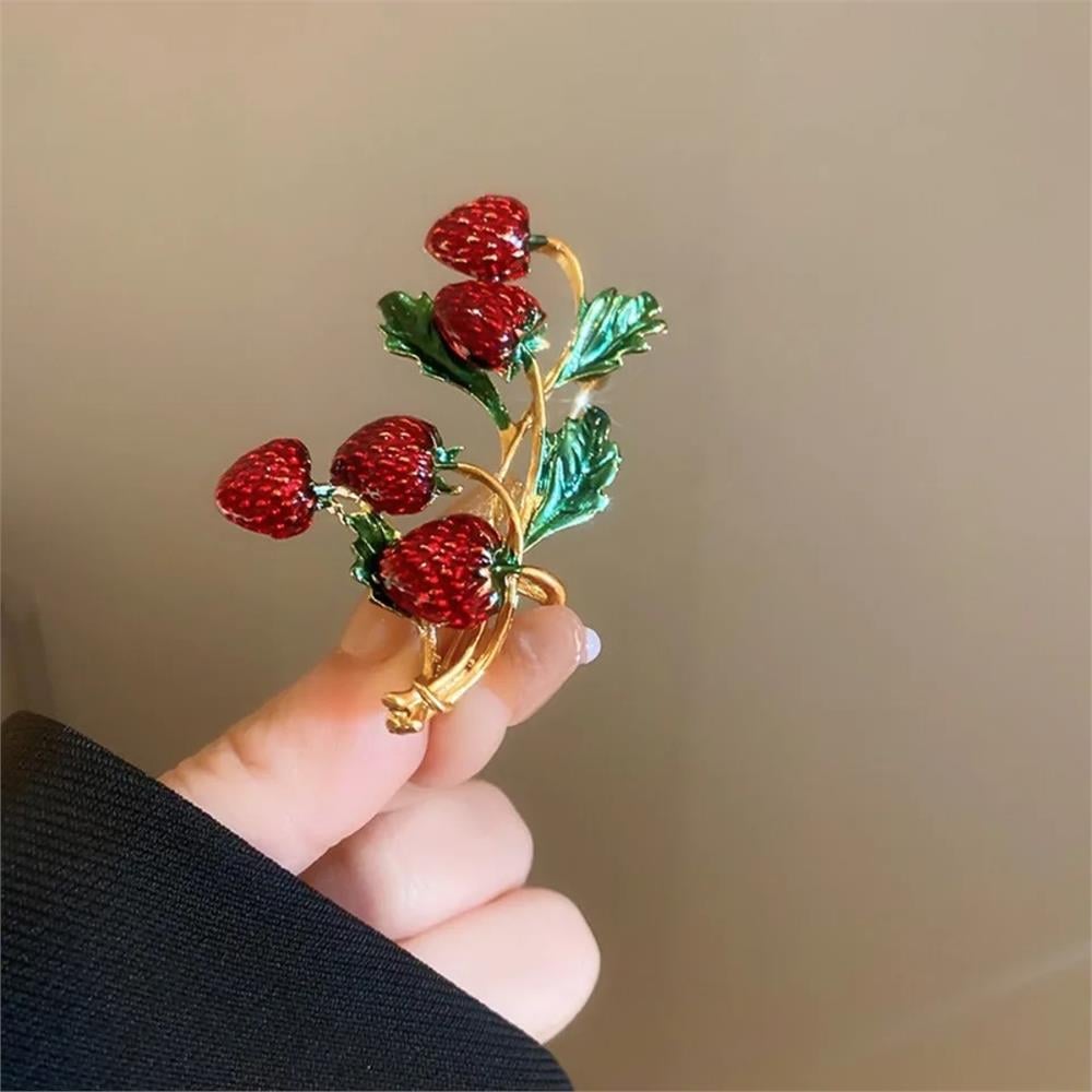 Çilek Broş