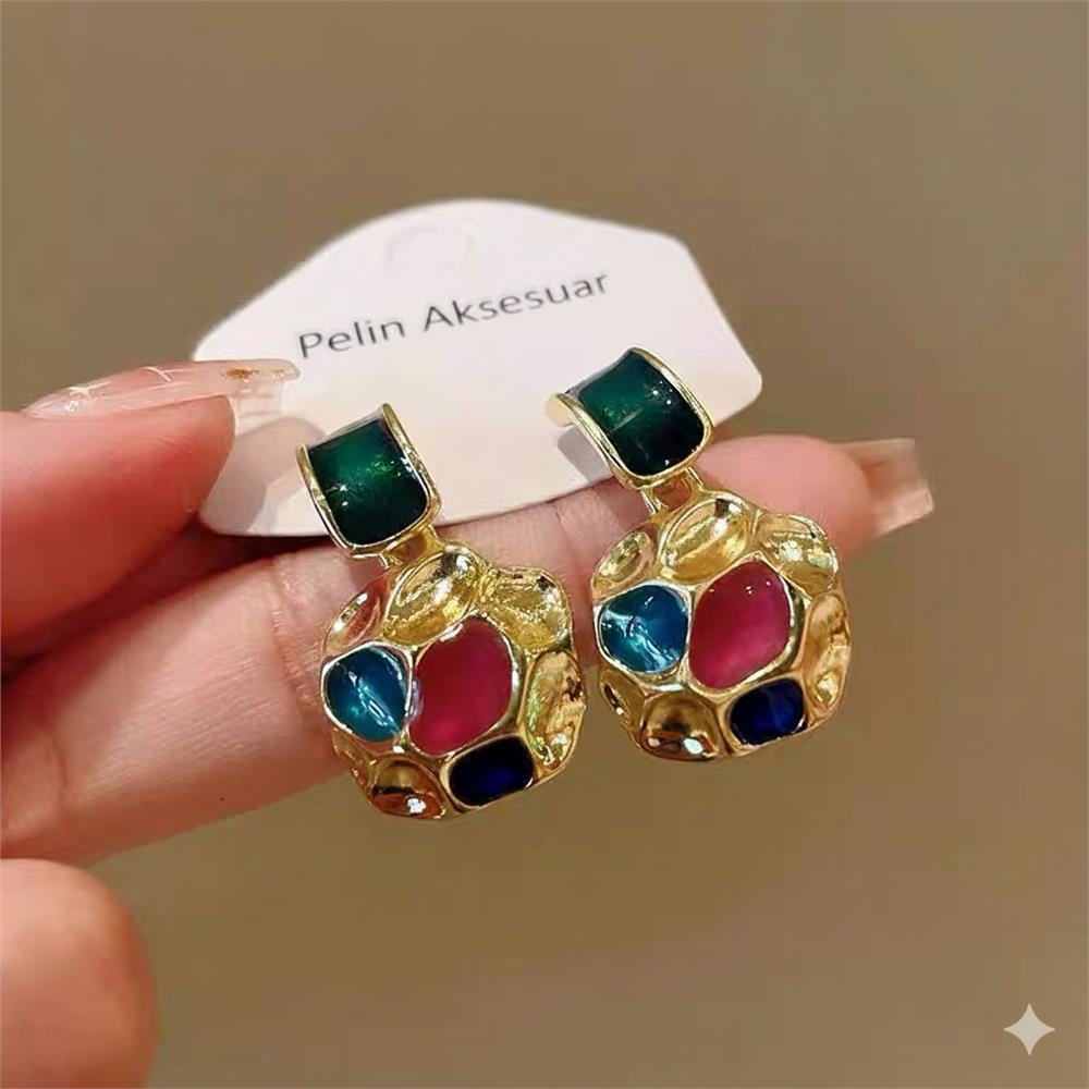 Çok Renkli Mineli Gold Kabartma Dokulu Vintage Küpe