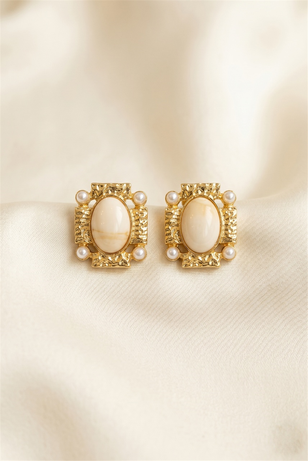 Ekru Oval Taşlı ve İnci Detaylı Dövme Gold Rengi Çerçeveli Vintage Küpe