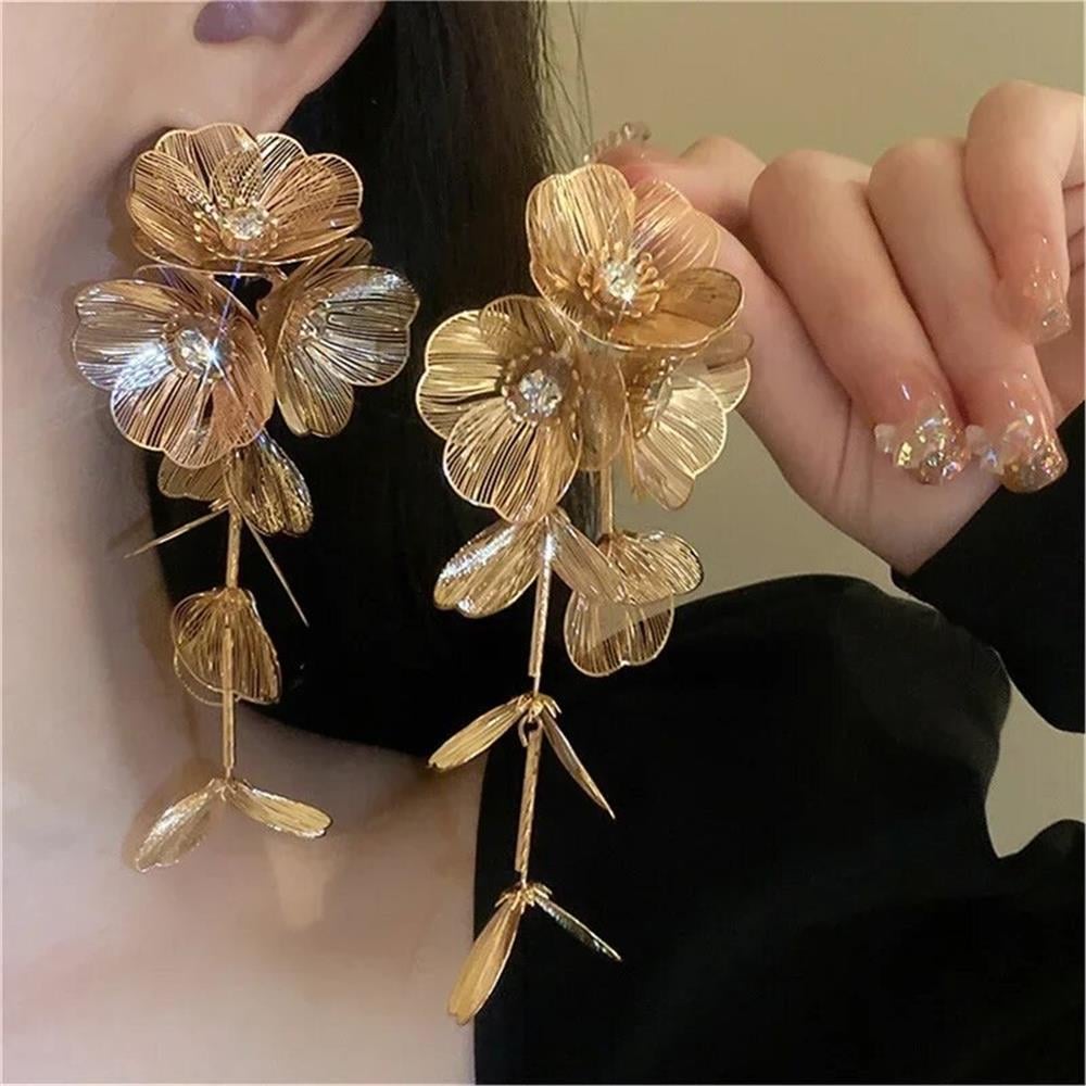 Gold Gösterişli Çiçek Küpe