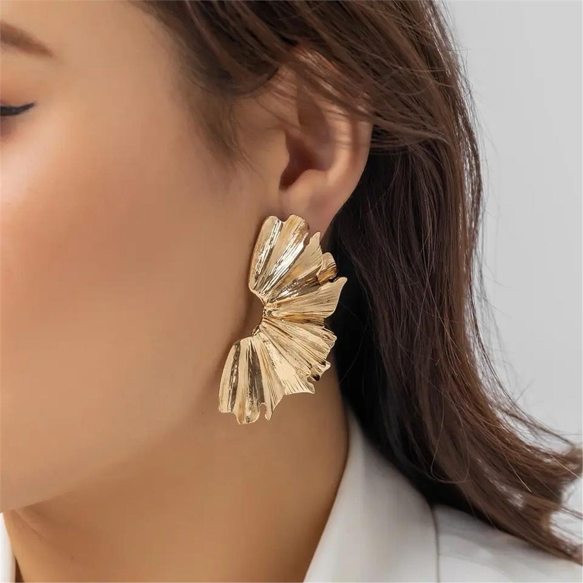 Gold Kıvrımlı Yarım Ay Küpe