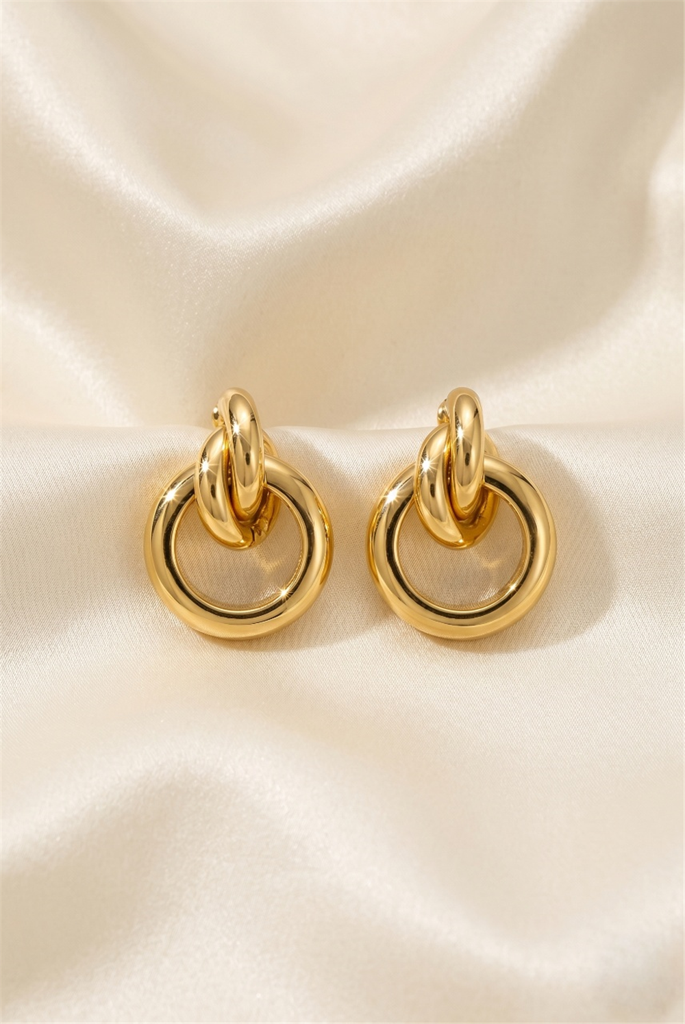 Gold Renk Düğüm Formlu Minimal Çelik Küpe