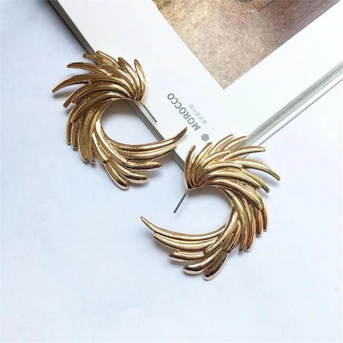 Gold Saçaklı Kıvrımlı Halka Küpe