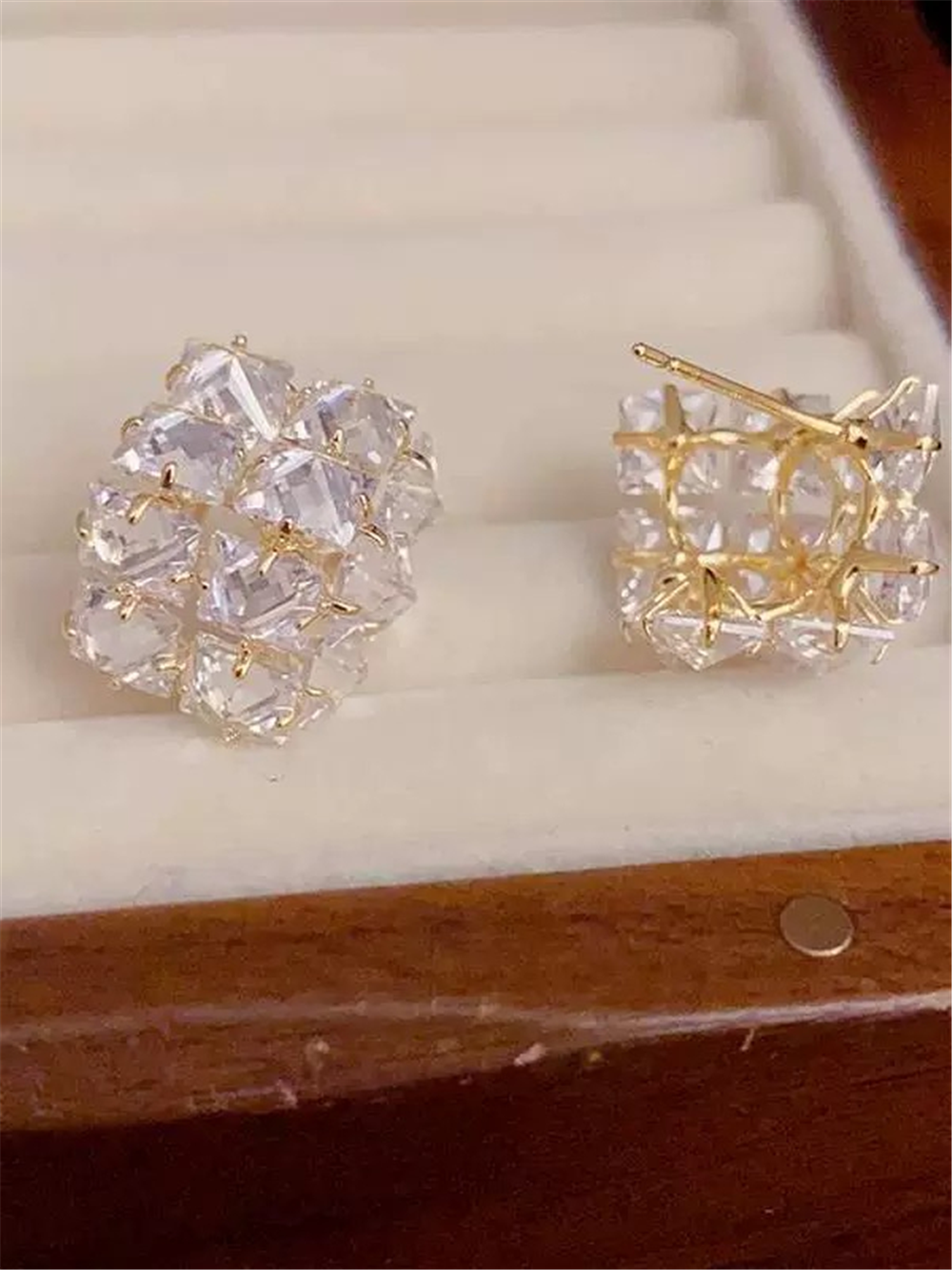 Gold Taşlı Işıltılı Kare Tasarım Küpe