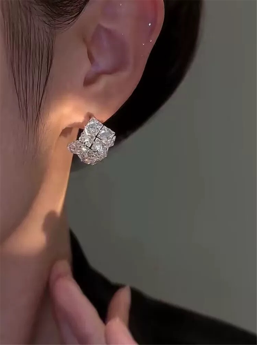 Gümüş Kaplama Kristal Taşlı Geometrik Küpe