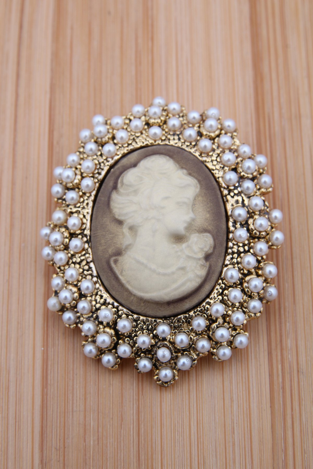 İncili Lady Cameo Broş