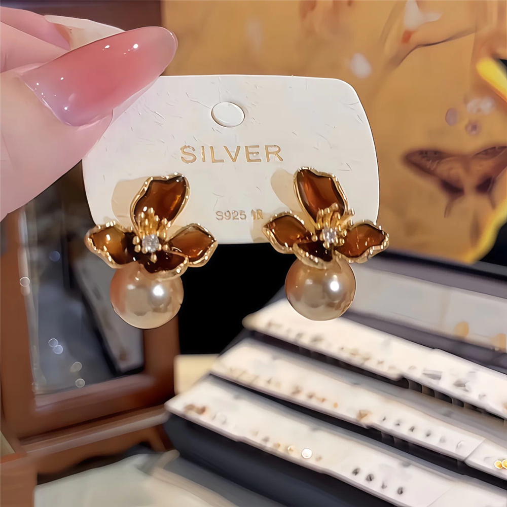 Kahverengi Çiçekli ve İncili Küpe