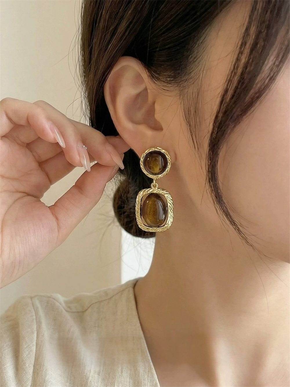 Kahverengi Oval Taşlı Altın Renkli Sarkıt Küpe