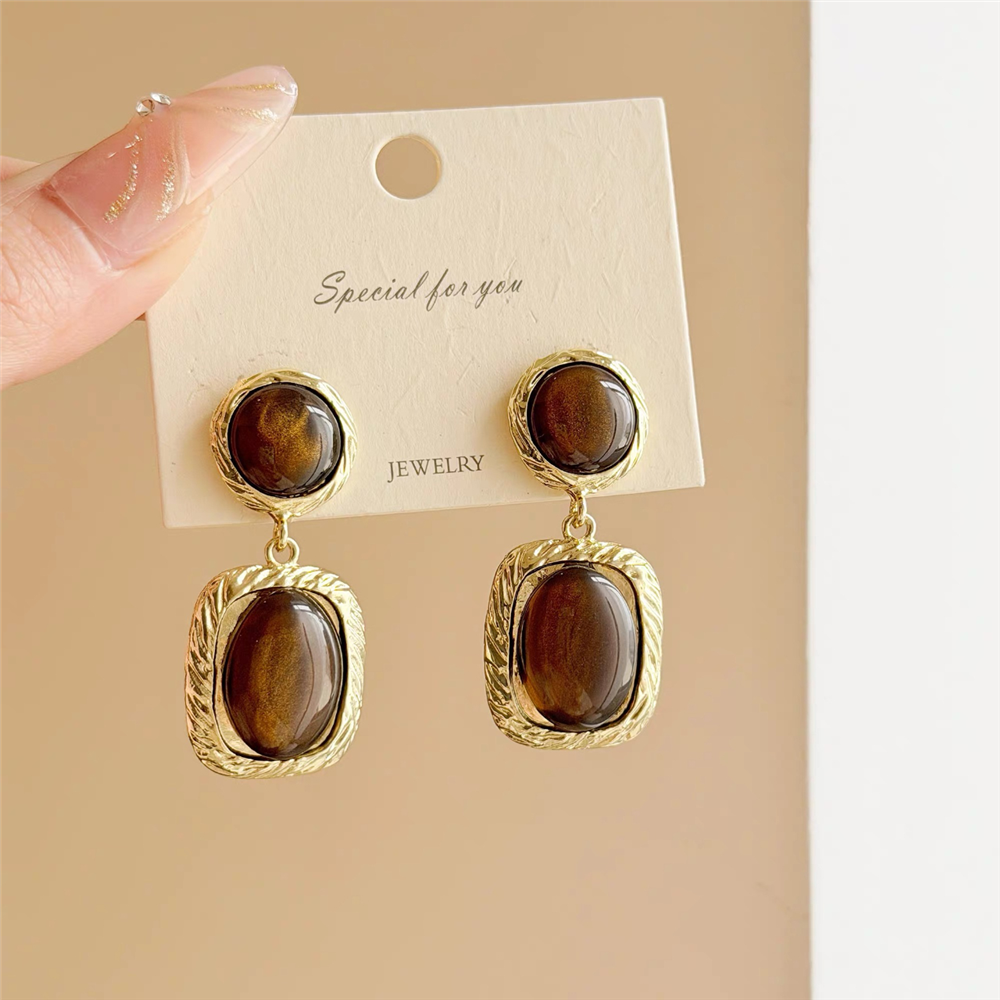 Kahverengi Oval Taşlı Altın Renkli Sarkıt Küpe
