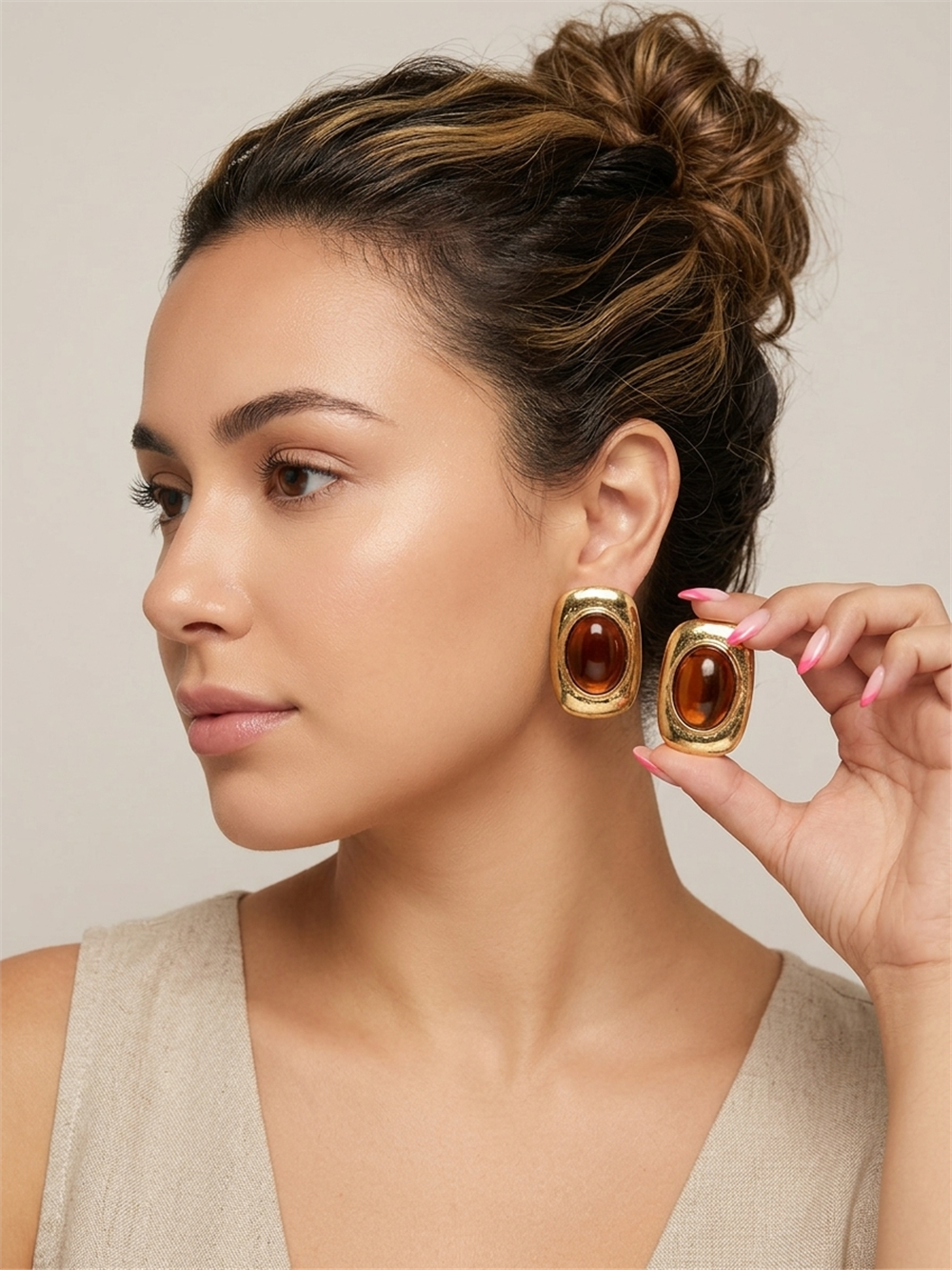 Kahverengi Taşlı Gold Çerçeveli Büyük Oval Küpe