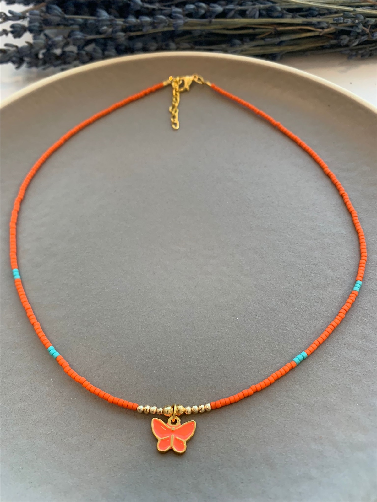 Kelebek Figürlü Turuncu Boncuk Kolye