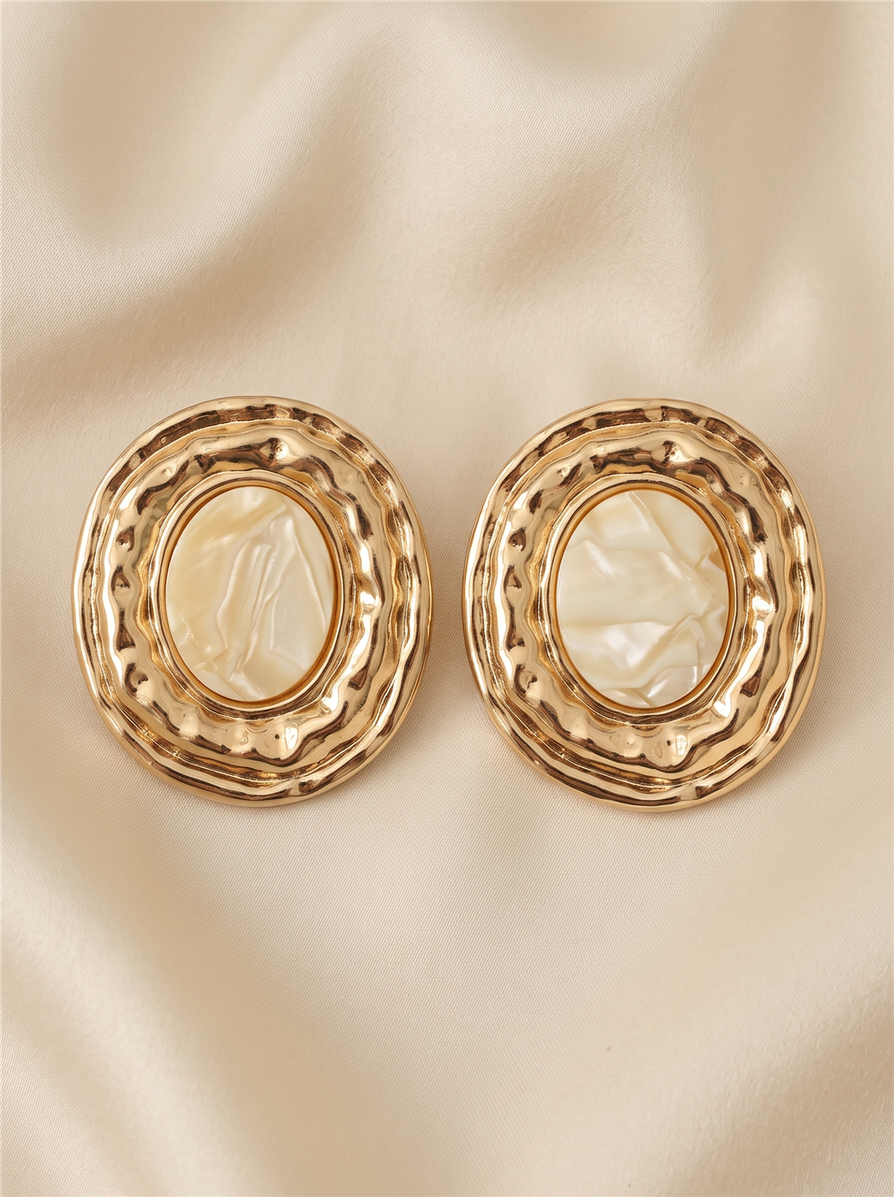 Krem Gold Çerçeveli Büyük Oval Küpe