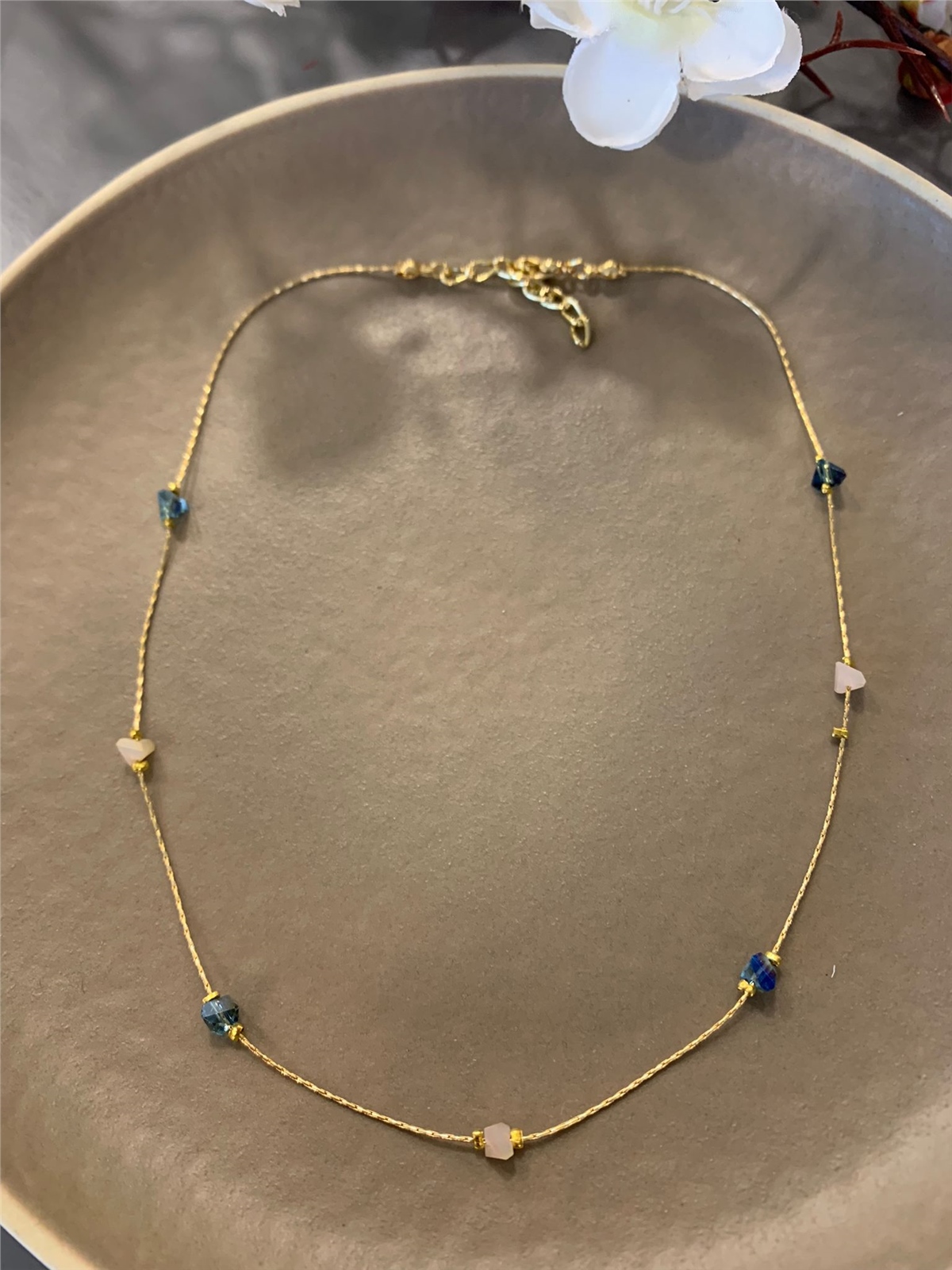 Krem Mavi Üçgen Kristalli Zincir Kolye