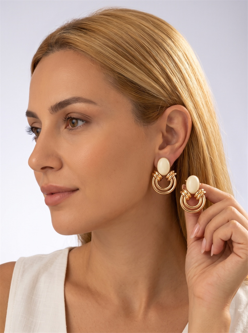 Krem Oval Taşlı Halka Detaylı Küpe
