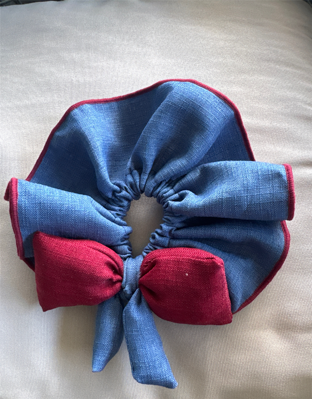 Mavi Denim ve Bordo Fiyonklu Lastik Toka