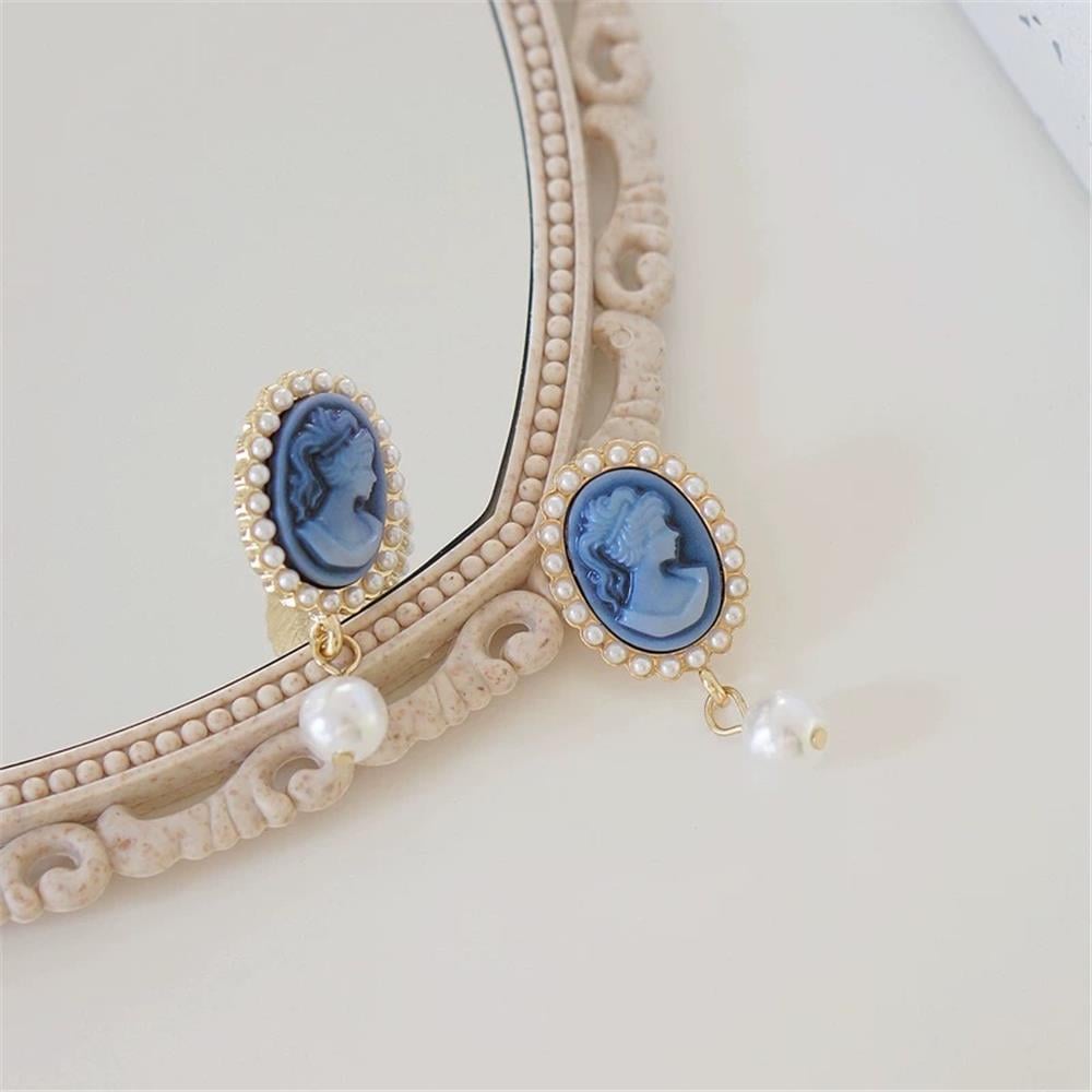 Mavi Lady Cameo Kabartmalı İnci Sallantılı Vintage Küpe
