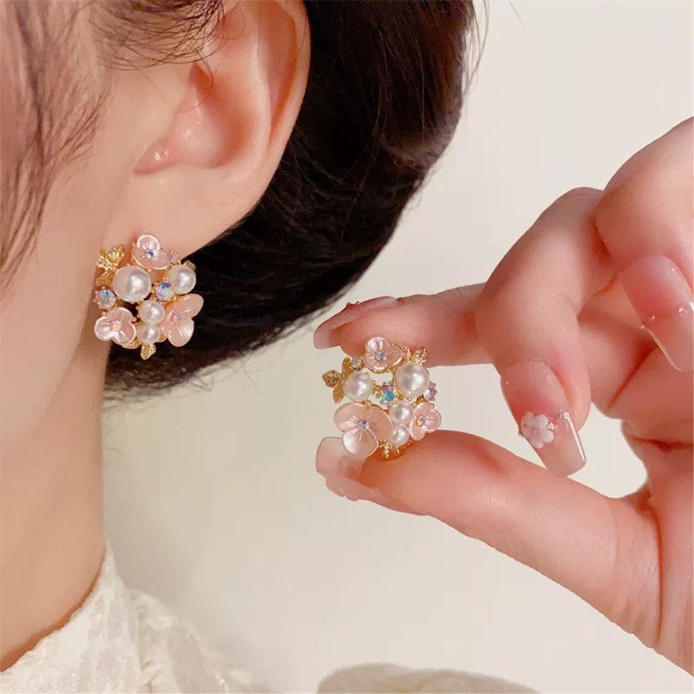 Pembe Çiçekli ve İncili Altın Renkli Küpe