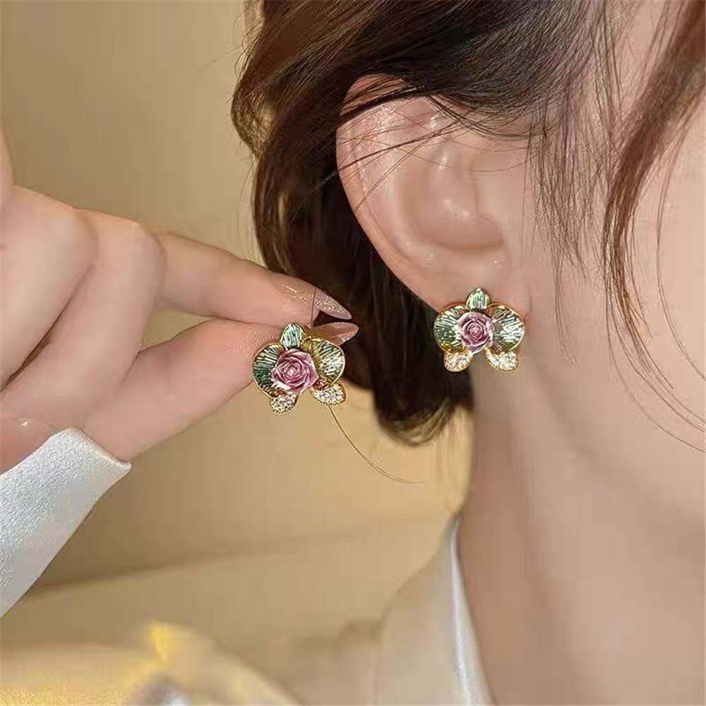 Pembe Gül Detaylı Altın Renkli Çiçek Küpe