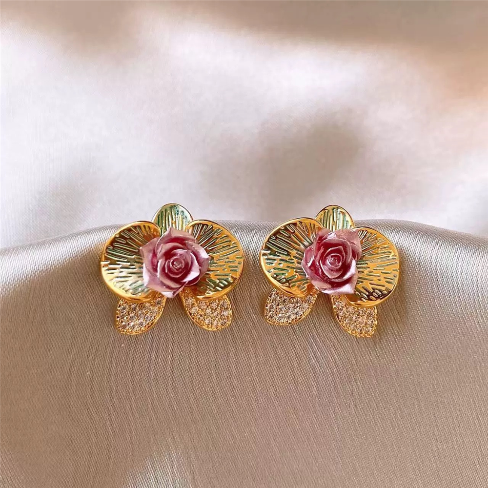 Pembe Gül Detaylı Altın Renkli Çiçek Küpe