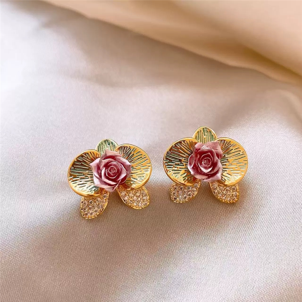 Pembe Gül Detaylı Altın Renkli Çiçek Küpe