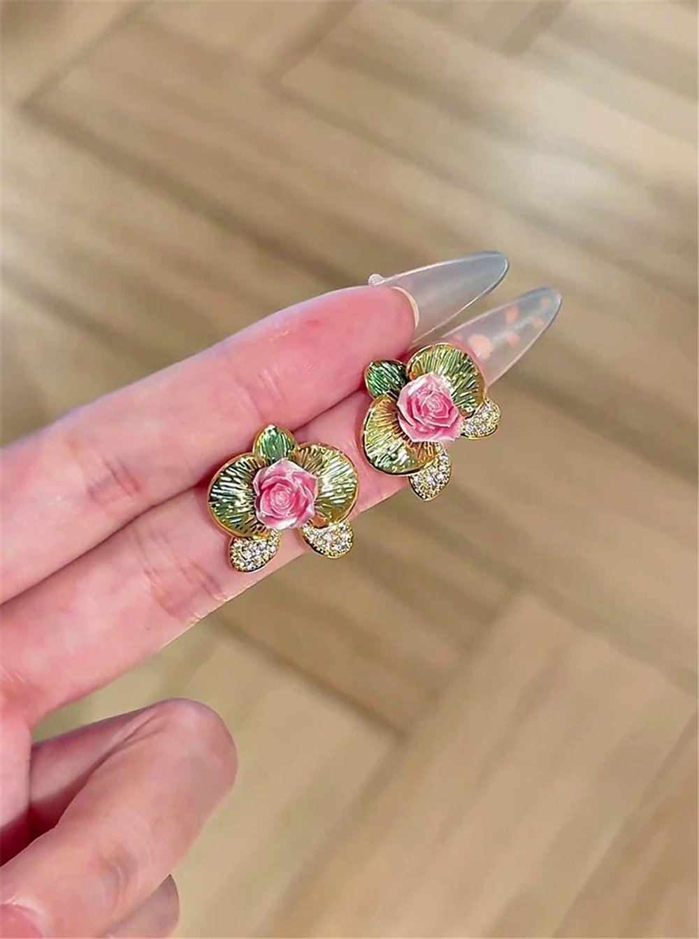 Pembe Gül Detaylı Altın Renkli Çiçek Küpe