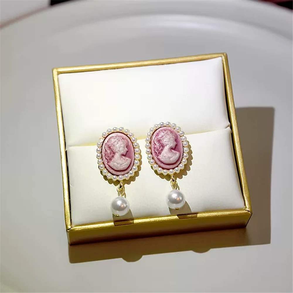 Pembe Kameo Figürlü İncili Sallantılı Küpe
