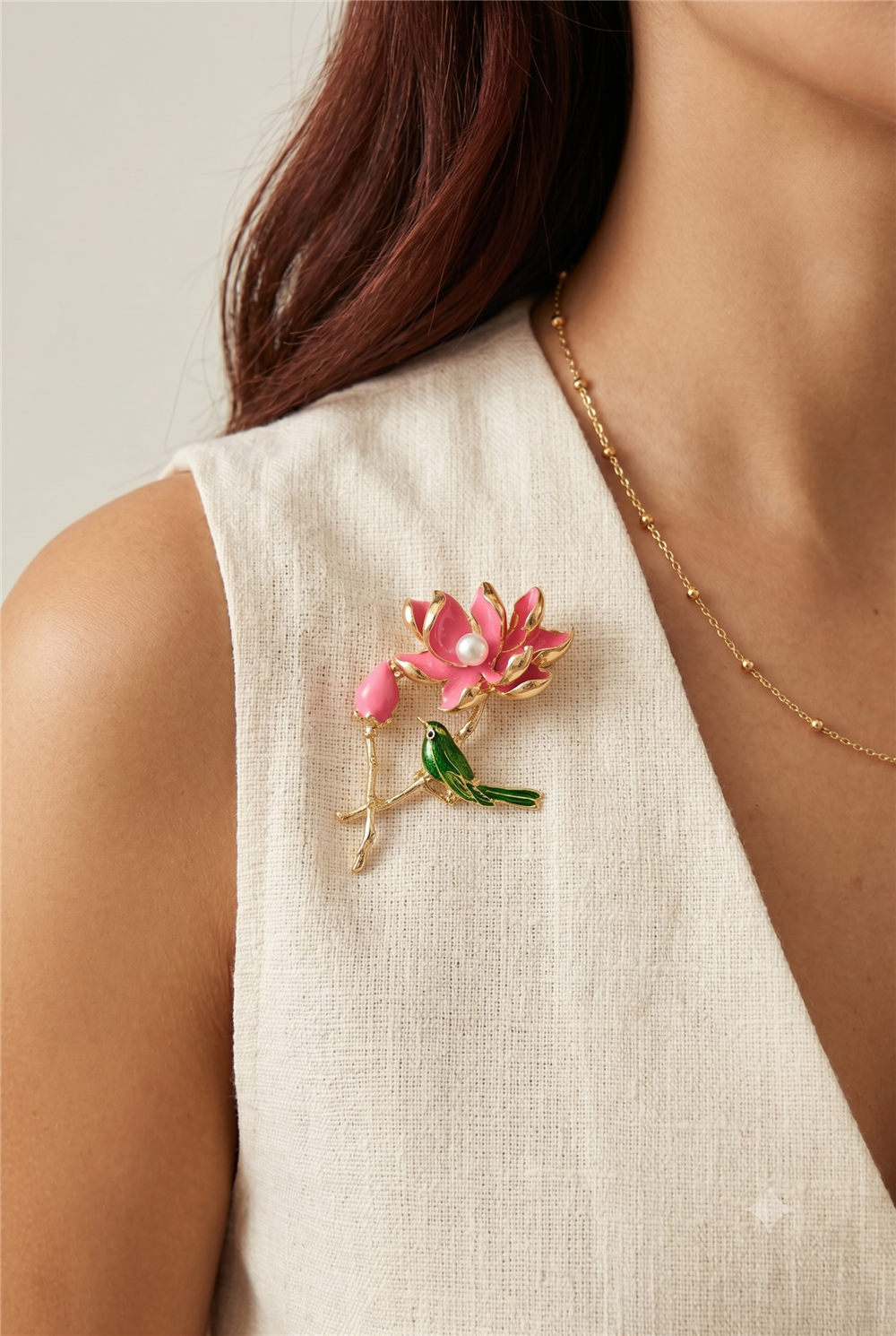 Pembe Lotus Çiçeği ve Yeşil Kuş Figürlü İncili BrOŞ