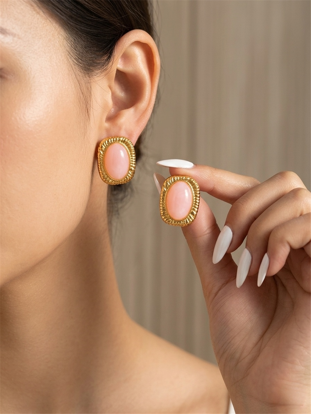 Pembe Rengi Oval Taşlı Altın Çerçeveli Küpe