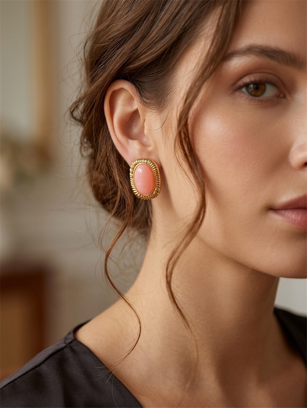 Pembe Rengi Oval Taşlı Altın Çerçeveli Küpe