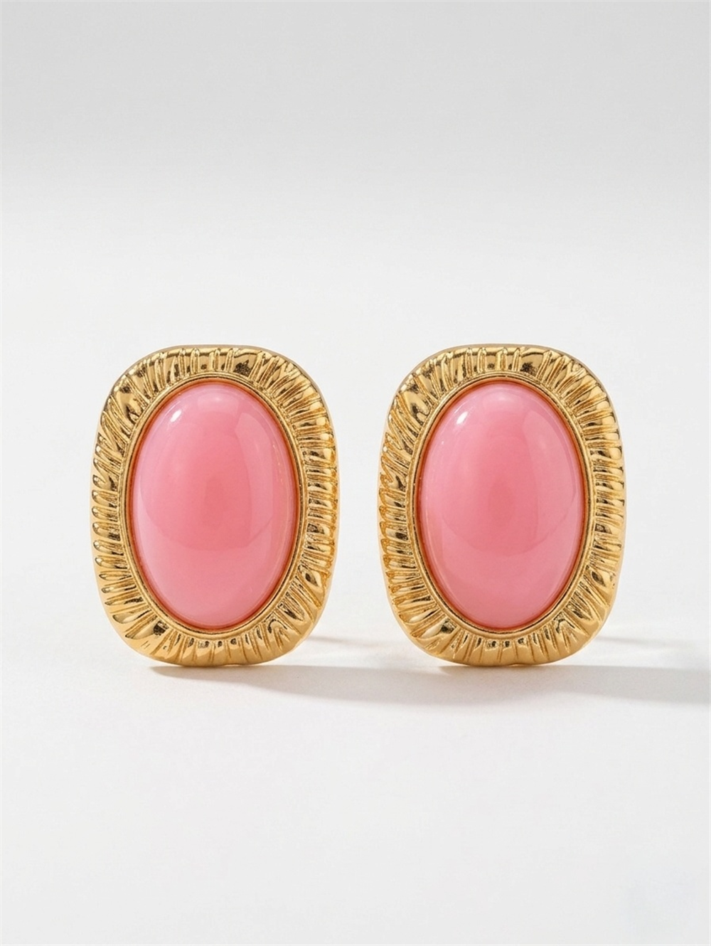 Pembe Rengi Oval Taşlı Altın Çerçeveli Küpe