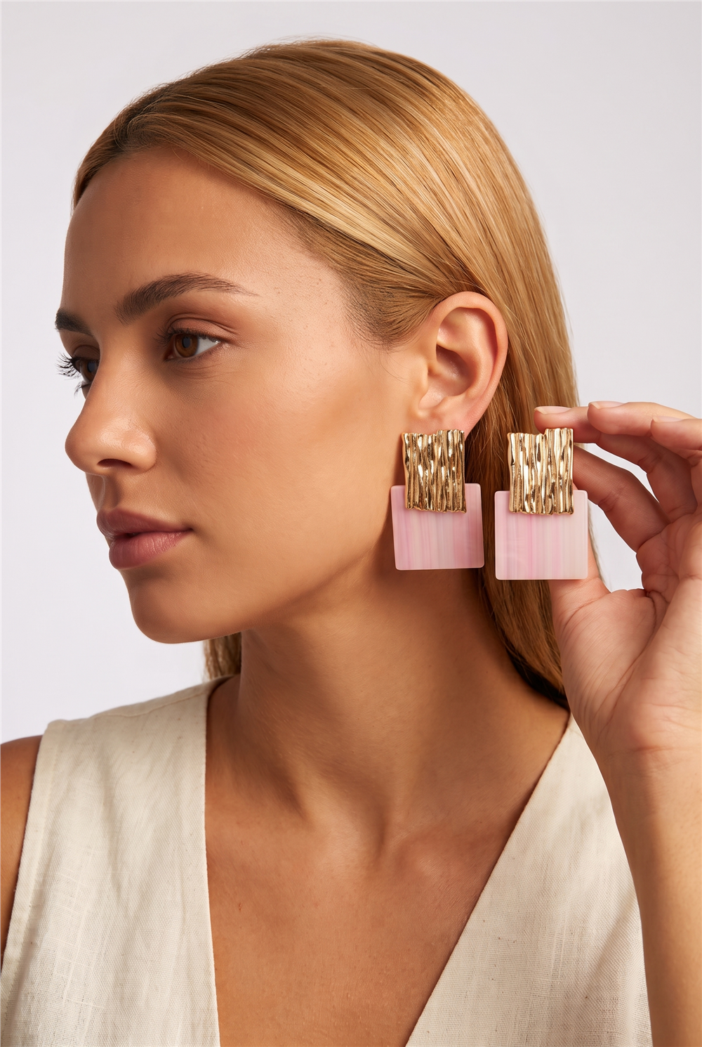Pembe Renk Geçişli Gold Detaylı Büyük Geometrik Küpe