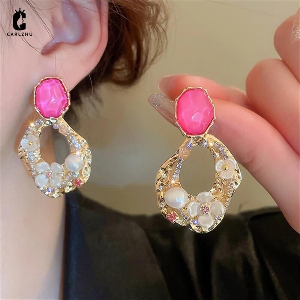 Pembe Taşlı Çiçek İşlemeli Küpe