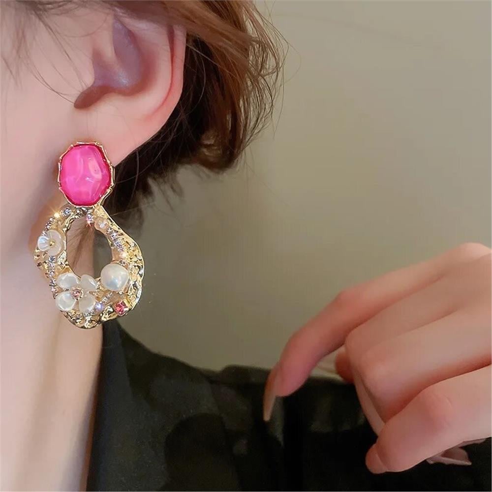 Pembe Taşlı Çiçek İşlemeli Küpe