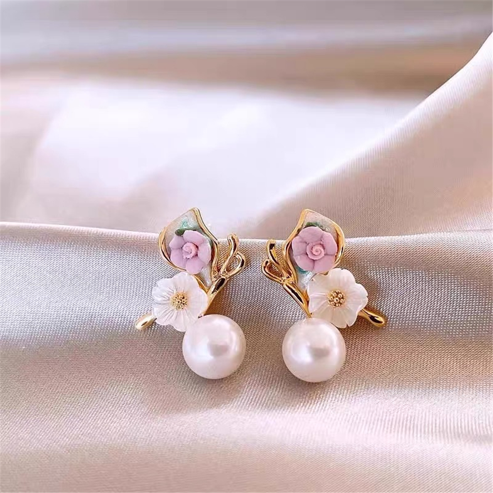 Pembe ve Beyaz Çiçekli Kelebek Figürlü İncili Küpe