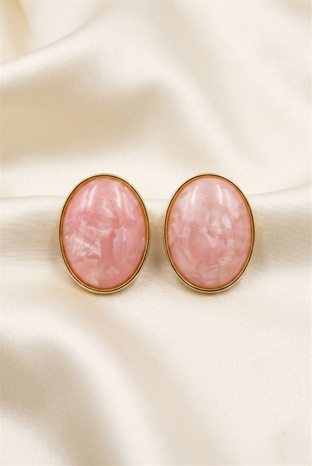 Pudra Pembe Mermer Desenli Gold Rengi Çerçeveli Oval Çivi Küpe