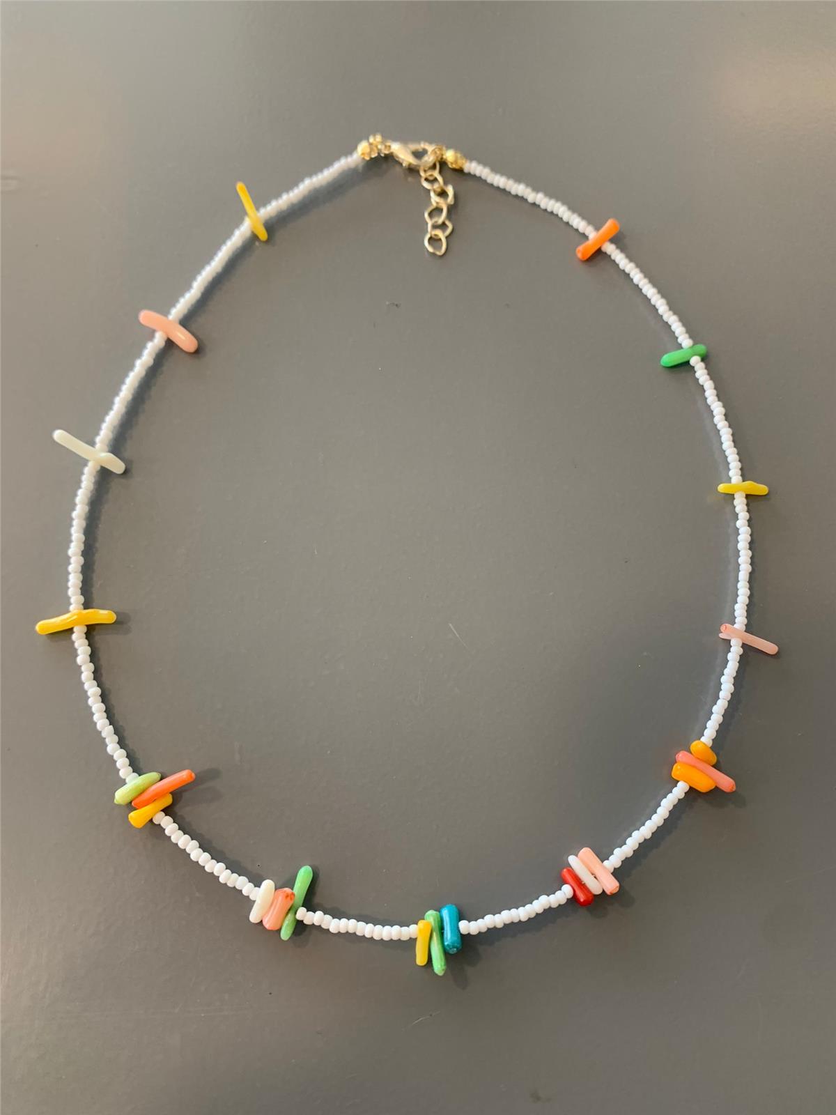 Renkli Mercan Boncuklu Beyaz Kolye